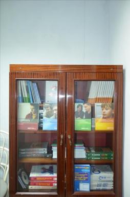 Библиотечный шкаф кабинета информационных технологий